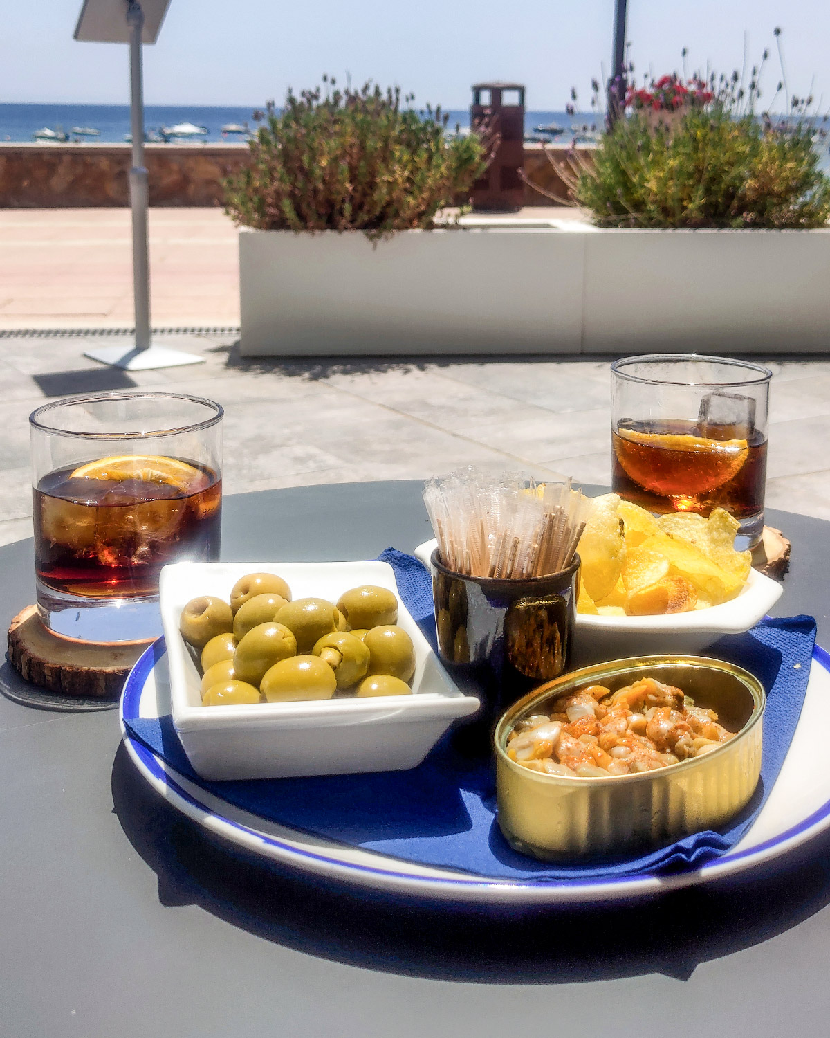Combo vermut amb llauna, olives i chips